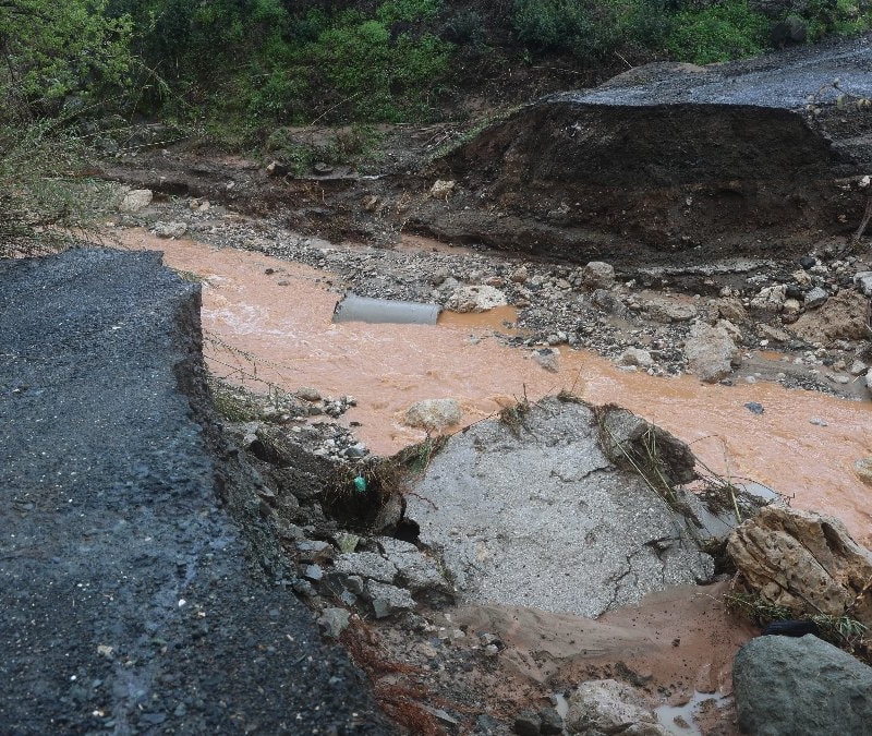 Hatay'da sağanak yağış nedeniyle köprü yıkıldı, yol çöktü