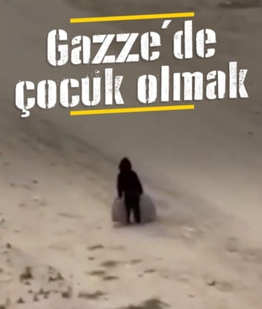 Gazze'de bir çocuk ağırlığınca iki su bidonu taşırken görüntülendi