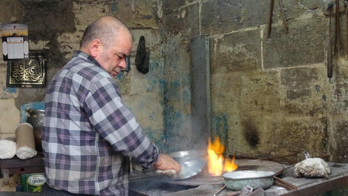 Gaziantep'te çocuk yaşta başladığı kalaycılıkta 50 yılı bitirdi