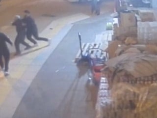 Çorum'da sürücünün yayayı darbetmesi kamerada