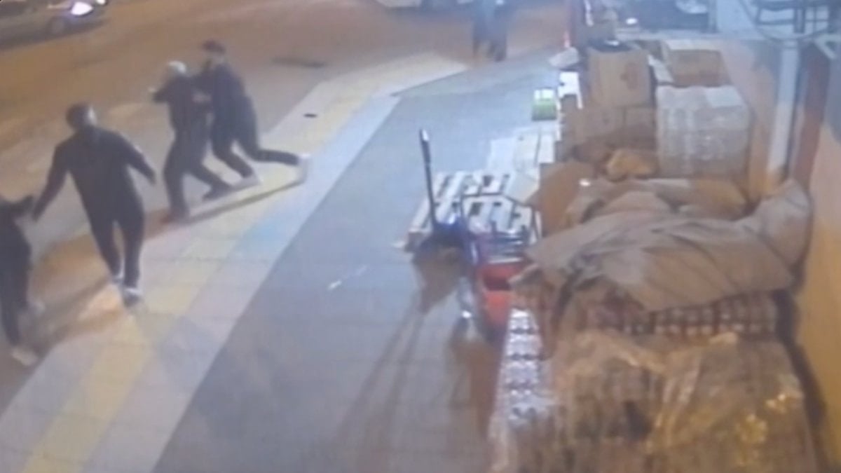 Çorum'da sürücünün yayayı darbetmesi kamerada