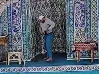 Bursa'da camiden mikrofon çalan şahıs kamerada