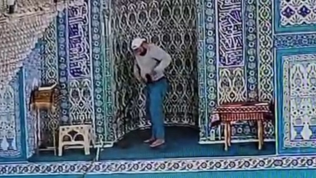 Bursa'da camiden mikrofon çalan şahıs kamerada