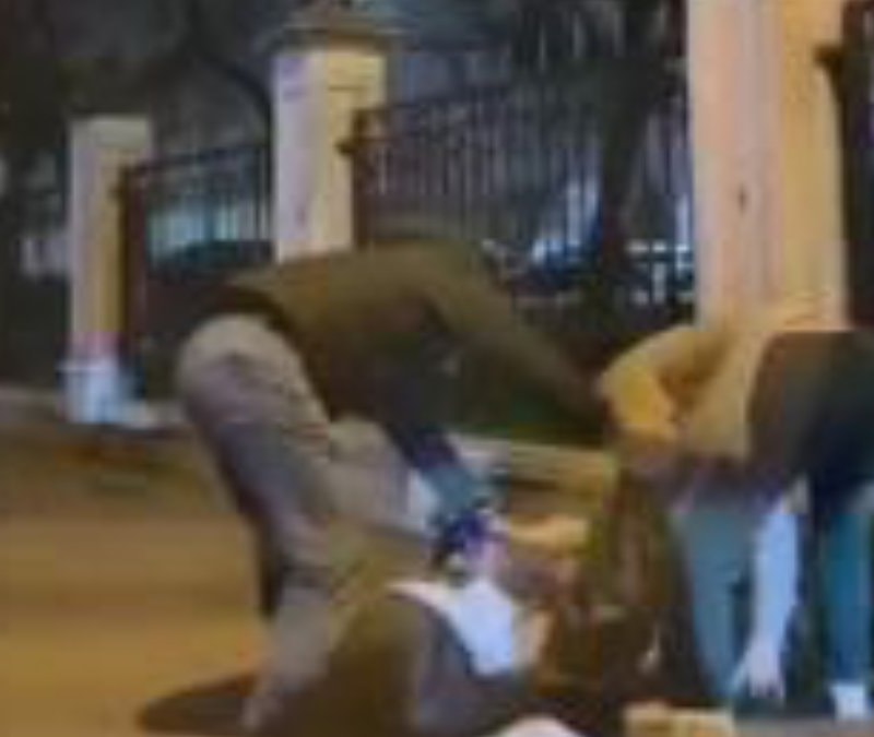 İstanbul'da sevgilisini sokak ortasında darbetti