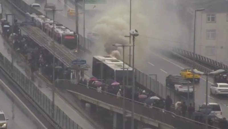 69c7ce242b1a8147__w1200xh678 İstanbul'da metrobüste yangın çıktı