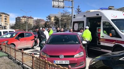 Erzurum'da arabada sürücünün üzerine atlayan köpek kazaya neden oldu