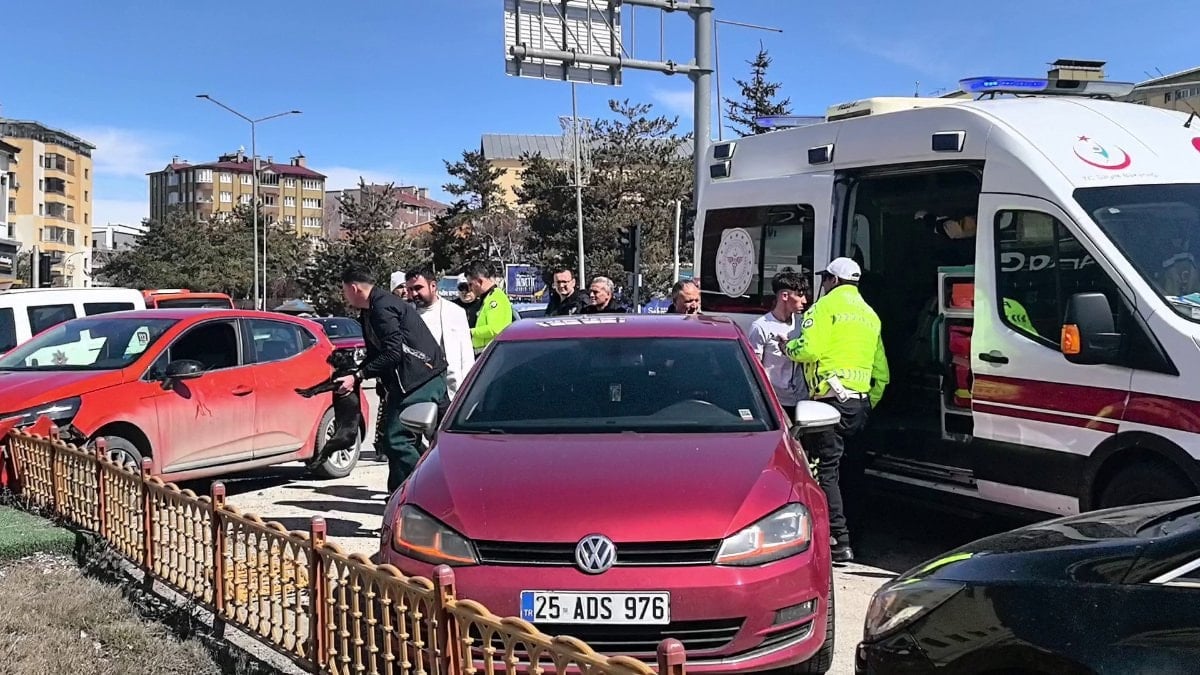 Erzurum'da arabada sürücünün üzerine atlayan köpek kazaya neden oldu
