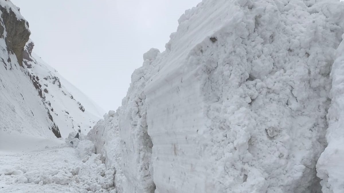 Van-Hakkari kara yoluna çığ düştü