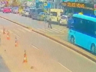 İstanbul'da yaya geçidinde minibüsün çarptığı kadın yaşamını yitirdi