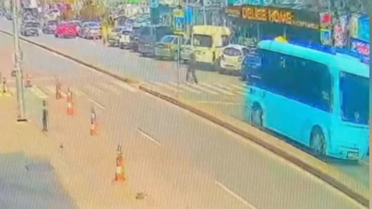 İstanbul'da yaya geçidinde minibüsün çarptığı kadın yaşamını yitirdi