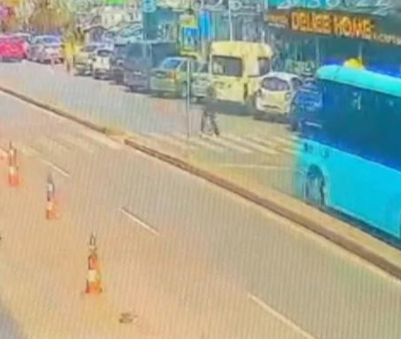 İstanbul'da yaya geçidinde minibüsün çarptığı kadın yaşamını yitirdi