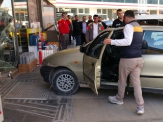 Malatya'da kasiyerle tartışan şahıs araçla akaryakıt istasyonuna daldı