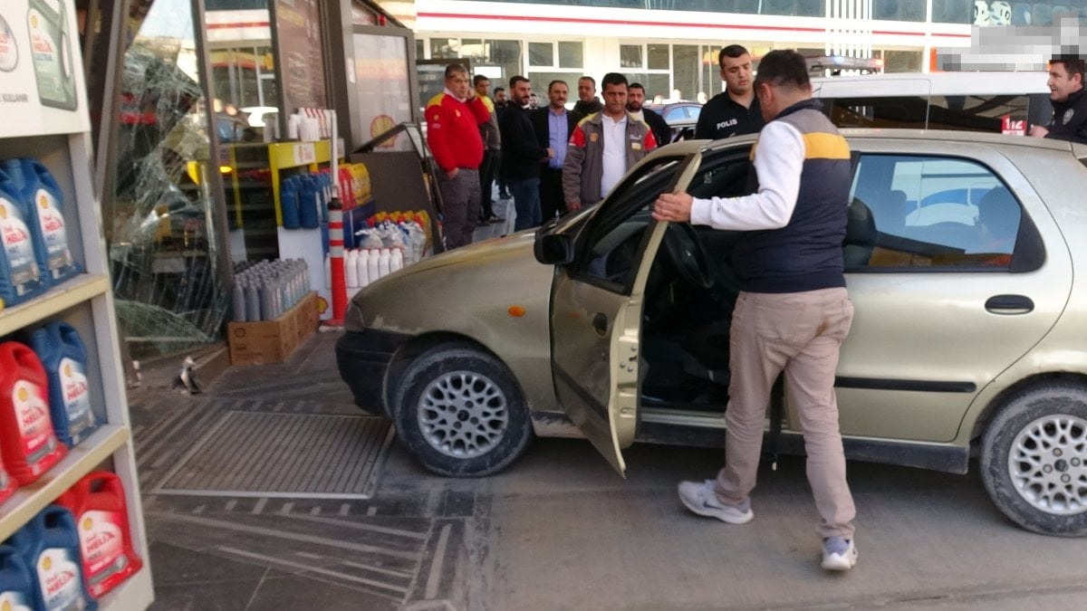 Malatya'da kasiyerle tartışan şahıs araçla akaryakıt istasyonuna daldı