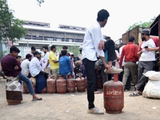 Hindistan'da yakıt krizi sürüyor: Uzun LPG kuyrukları oluştu