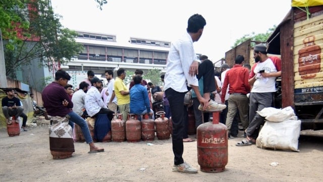 Hindistan'da yakıt krizi sürüyor: Uzun LPG kuyrukları oluştu