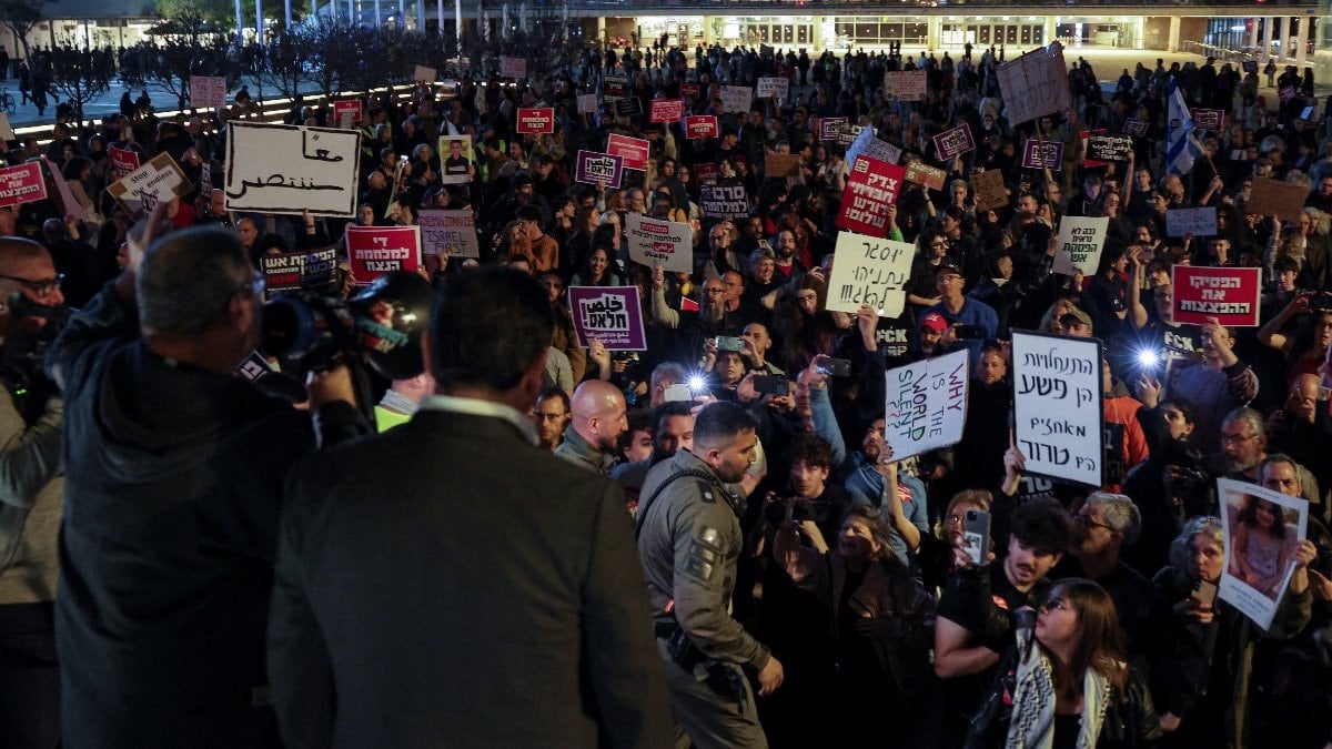 Tel Aviv'de "savaştan bıktık" diyen İsraillilere polis müdahalesi
