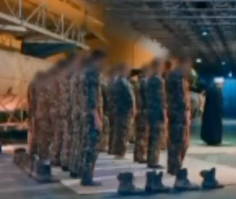 İran televizyonu paylaştı: Füze tünelinde cemaatle akşam namazı