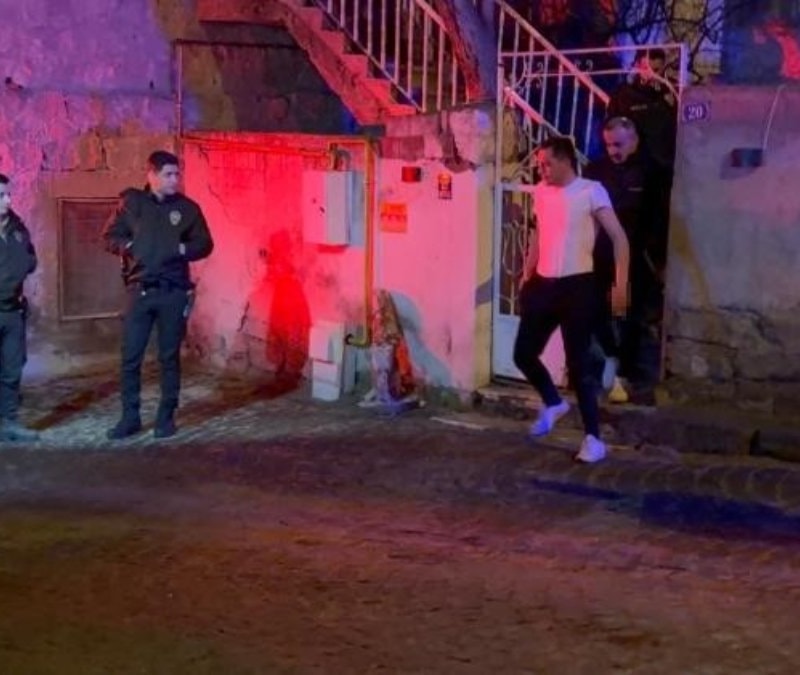 Kayseri'de bacağından bıçaklanan şahıs, ambulansa giderken de sigarayı bırakmadı