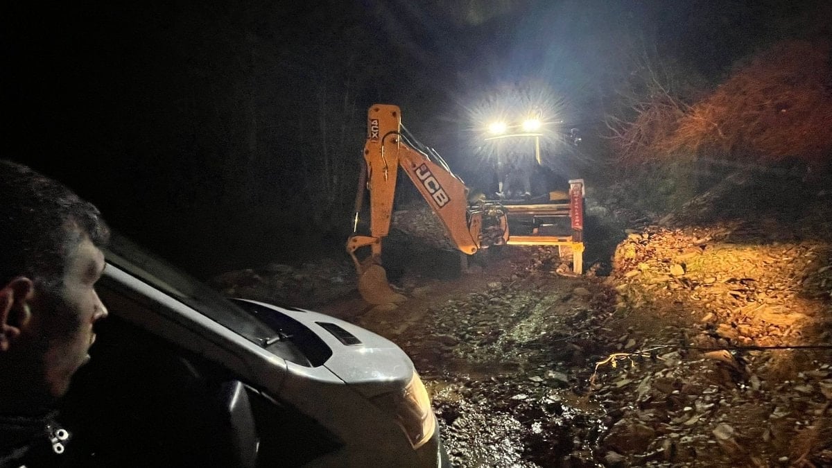 Hatay'da navigasyon yanıltınca dağ yolunda mahsur kaldılar: Çamura saplanıp yardım beklediler