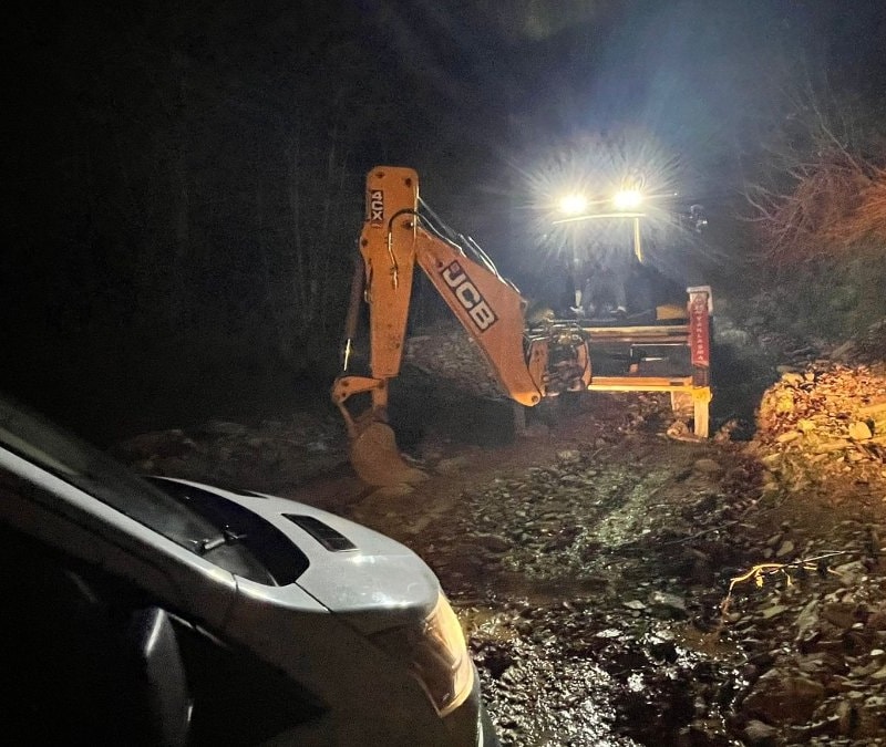 Hatay'da navigasyon yanıltınca dağ yolunda mahsur kaldılar: Çamura saplanıp yardım beklediler