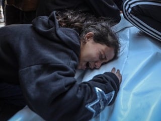 Filistinli bir kızın babasının naaşı başındaki feryadı: Lütfen uyan baba