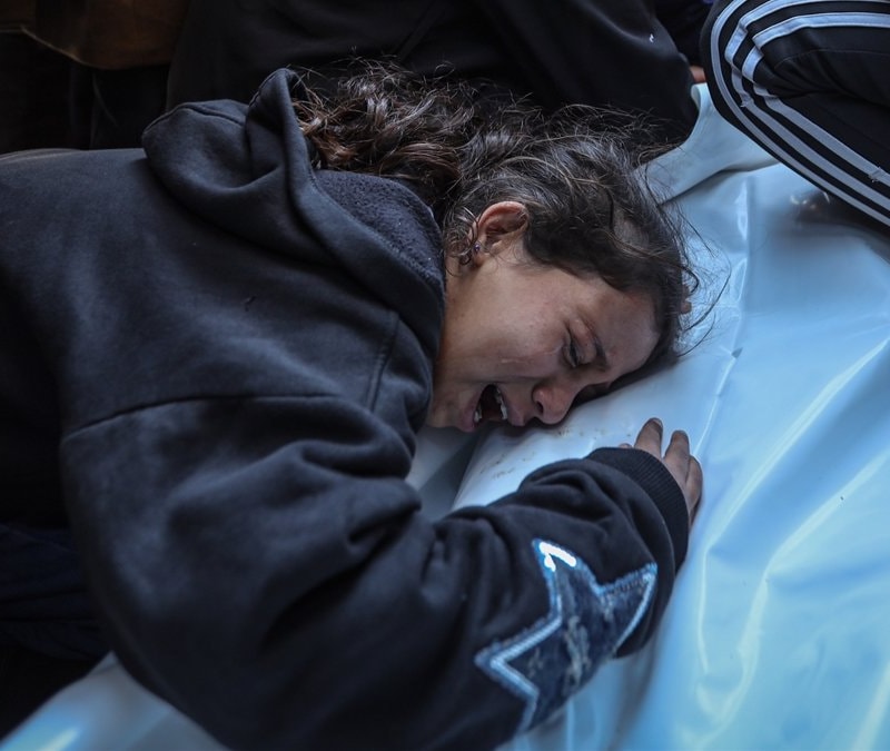 Filistinli bir kızın babasının naaşı başındaki feryadı: Lütfen uyan baba