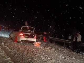 Denizli'de kar yağışı sonrası araçlar yollarda kaldı