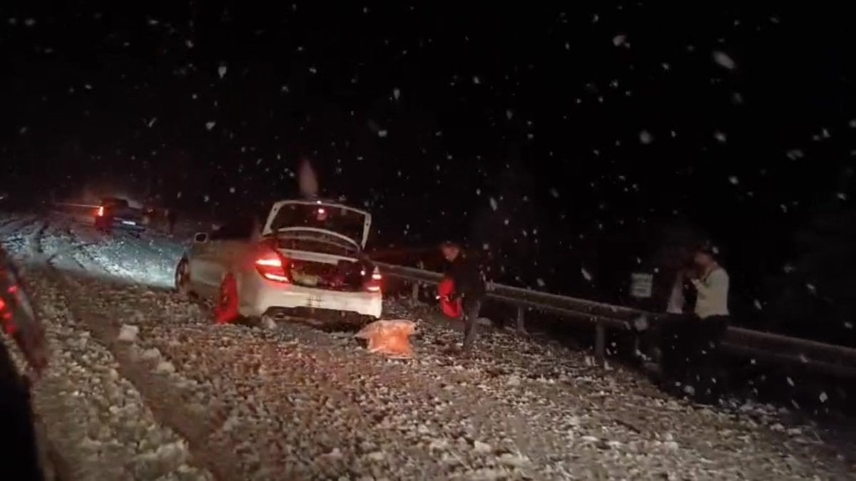 Denizli'de kar yağışı sonrası araçlar yollarda kaldı