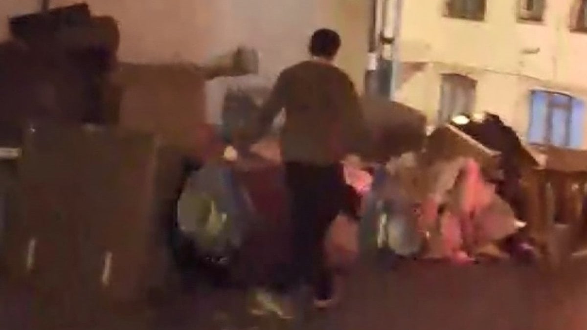 İstanbul'da kiracısının eşyalarını sokağa attı