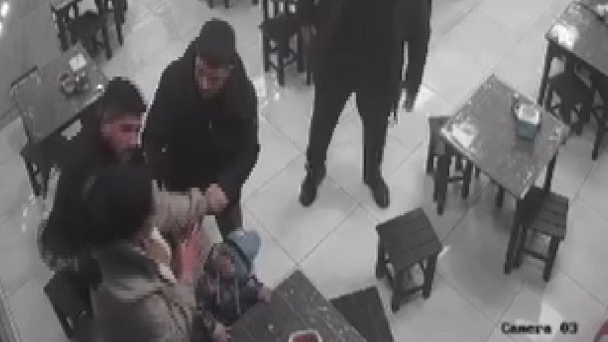 Gaziantep'te boğulma tehlikesi yaşayan kadın müşteriye esnaftan Heimlich manevrası