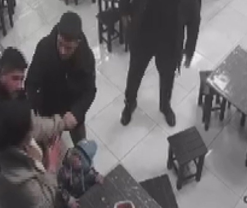 Gaziantep'te boğulma tehlikesi yaşayan kadın müşteriye esnaftan Heimlich manevrası
