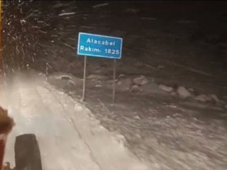 Alacabel’de bahar karı: Yağmur yerini kara bıraktı