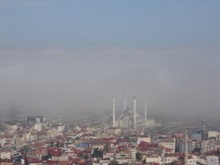 Trabzon’da yoğun sis, hayatı olumsuz etkiledi