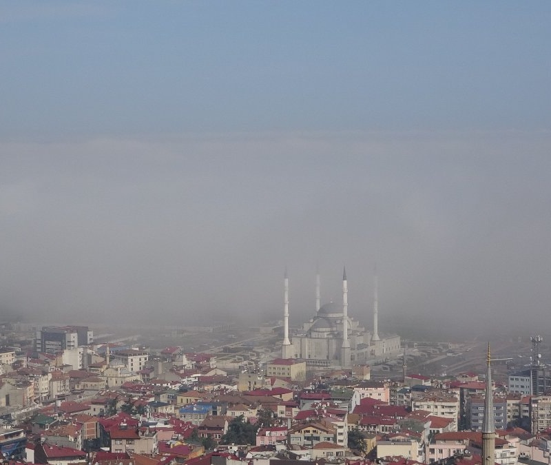 Trabzon’da yoğun sis, hayatı olumsuz etkiledi