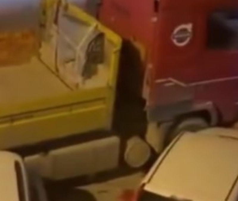 Ankara’da zincirleme kaza: Tır park halindeki 9 araca çarptı