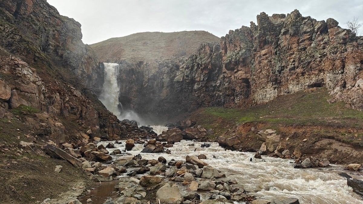Muş’ta şelaleler coşkusunu artırdı, doğaseverler ve fotoğrafçılar buluştu