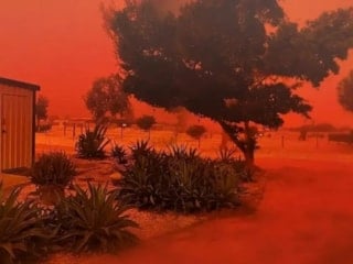 Avustralya'da gökyüzü kızıl oldu: Nedeni buymuş