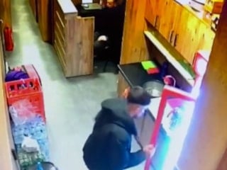 İstanbul'da uyuyakalan adamın telefonunu çalıp oyuna devam etti