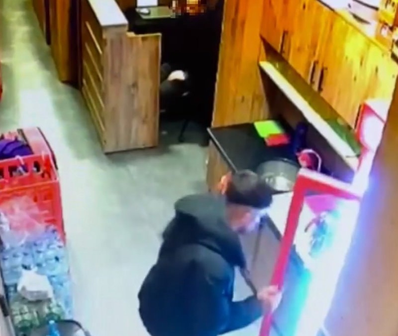 İstanbul'da uyuyakalan şahsın telefonunu çalıp oyuna devam etti