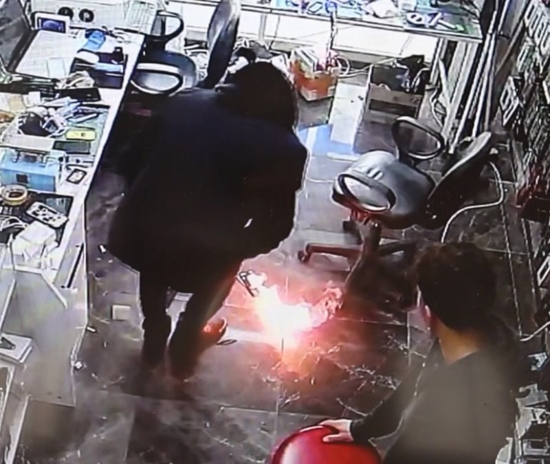 Aksaray’da cep telefonu adeta bomba gibi patladı