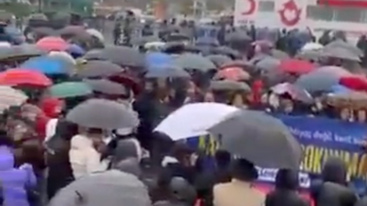 CHP, Kadıköy'de yapılması planlanan camiye karşı protesto organize etti