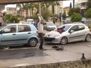 Antalya'da sürekli bozulan scooterı taşla parçaladı
