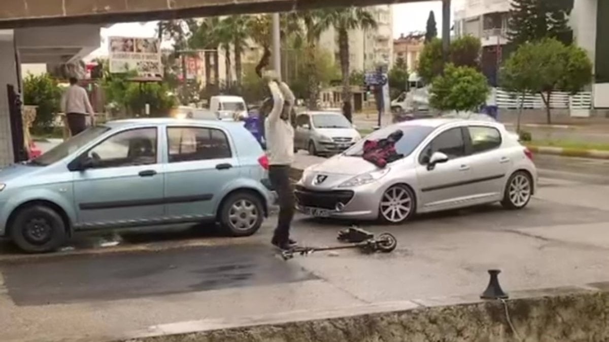 Antalya'da sürekli bozulan scooterı taşla parçaladı