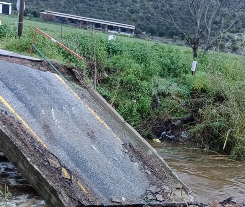 Muğla'da sağanak köprüyü yıktı