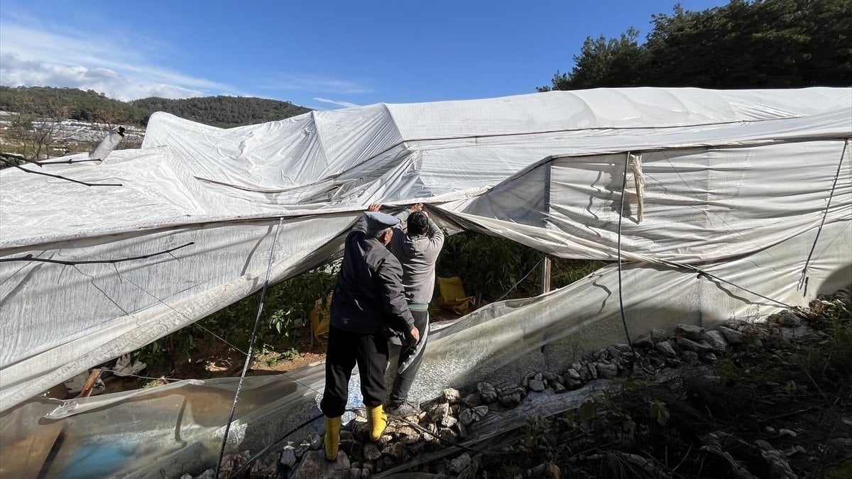 Antalya Kumluca’da hortum seralara zarar verdi