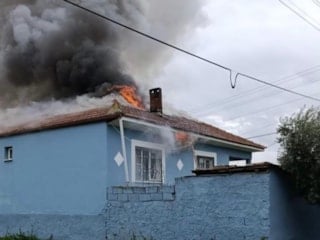 Manisa'da tek katlı ev alevlere teslim oldu