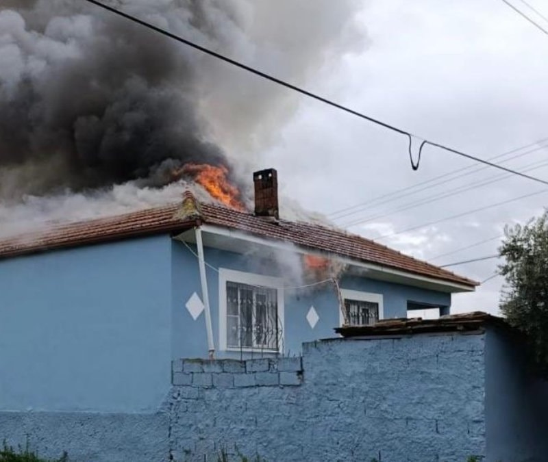 Manisa'da tek katlı ev alevlere teslim oldu