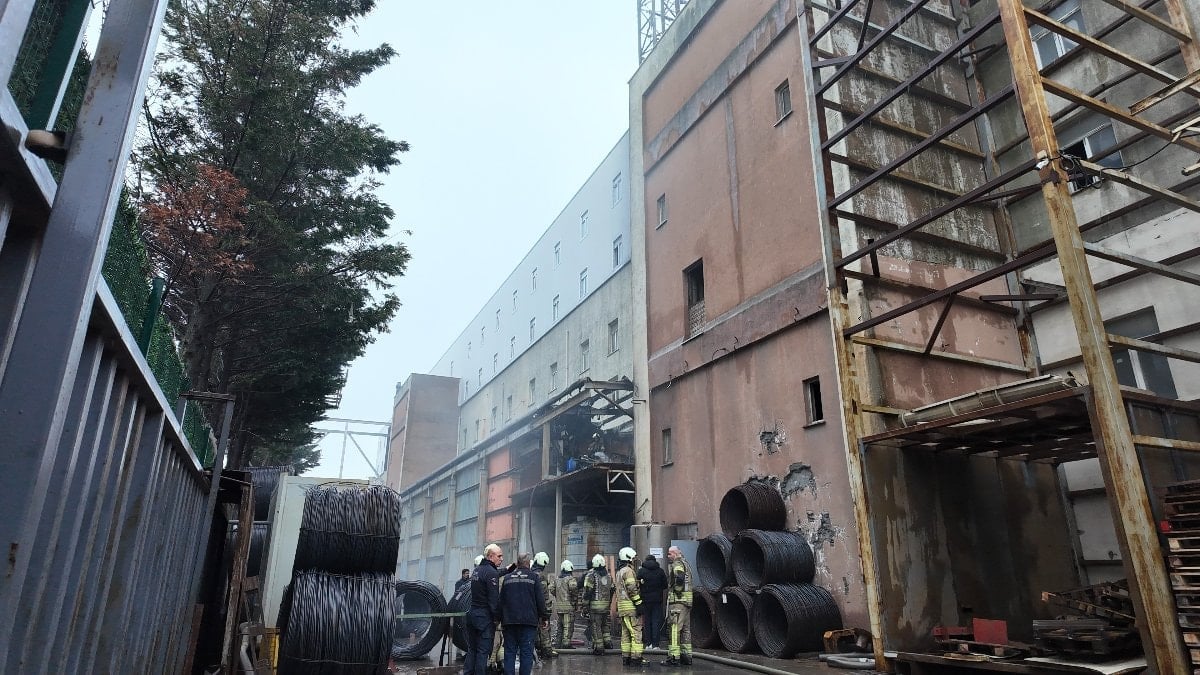 Arnavutköy’de çelik tel fabrikasında depo yangını