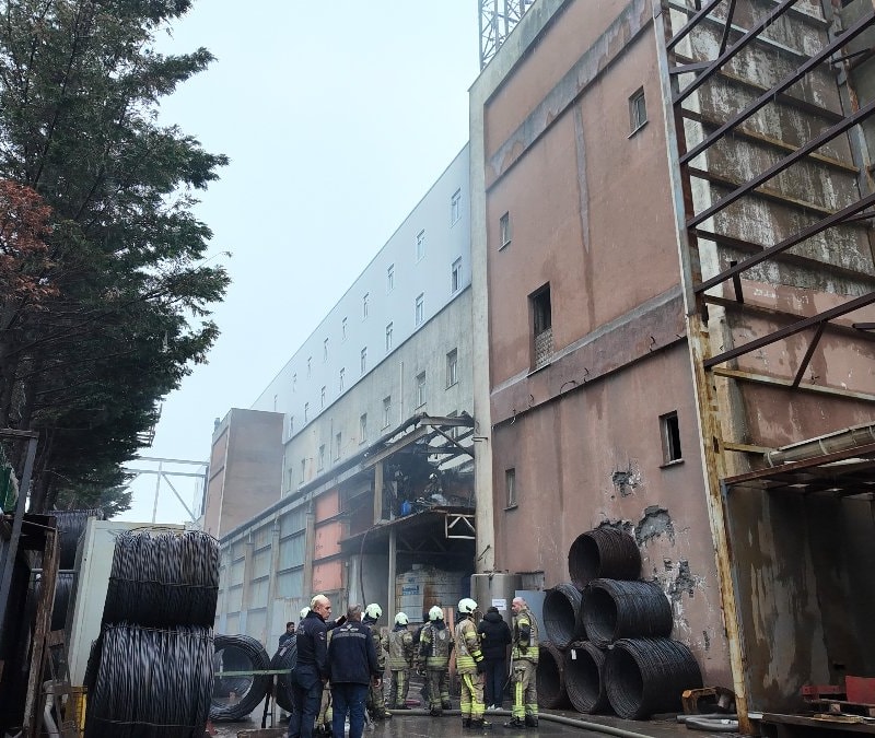 Arnavutköy’de çelik tel fabrikasında depo yangını