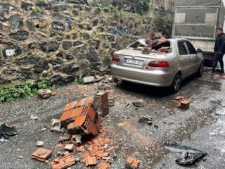 Kağıthane’de yıkılan bahçe duvarı, aracın üzerine devrildi